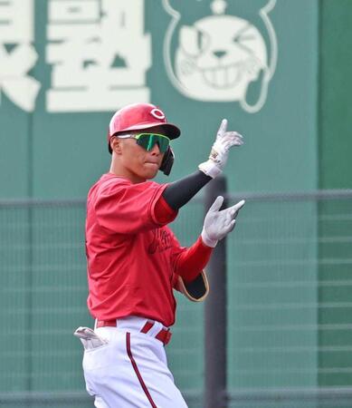 先制打を放ちベンチにポーズする中村奨