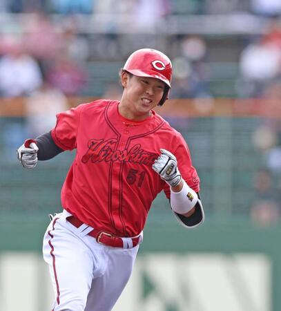 　９回、同点となるソロを放ち、拳を握る平川（撮影・北村雅宏）