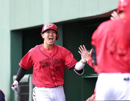 　９回、同点となるソロを放ち、ベンチ前でほえる平川（左）＝撮影・北村雅宏