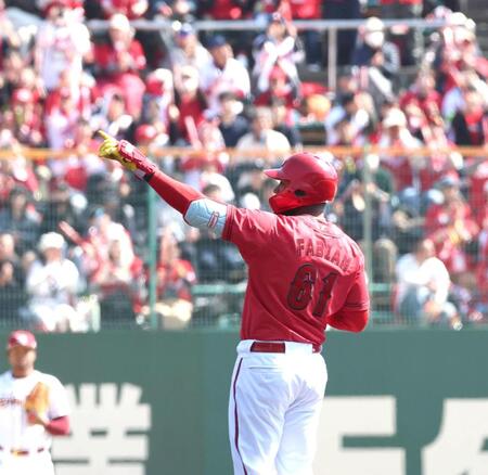 １回、二塁打を放ち、ベンチ方向を指さすファビアン（撮影・北村雅宏）