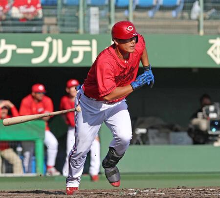 ９回、右前打を放つ渡辺（撮影・北村雅宏）