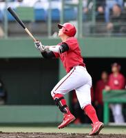 ９回、右中間にソロを放つ平川