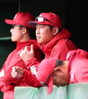 ８回の攻撃をベンチから見る新井監督（中央）＝撮影・北村雅宏