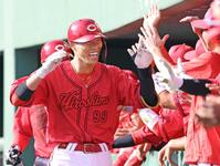 ９回、勝ち越しとなる２ランを放ち、ベンチ前で喜ぶ二俣