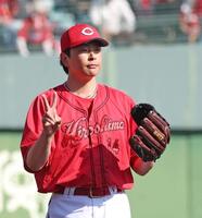 ６回、伊藤裕を空振り三振に仕留めた大瀬良（撮影・北村雅宏）