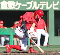 ９回、空振り三振に倒れる平川（撮影・北村雅宏）