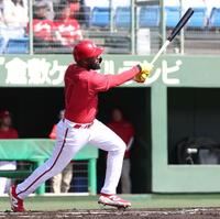 １回、二塁打を放つファビアン（撮影・北村雅宏）