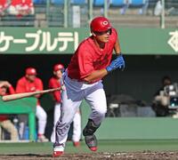 ９回、右前打を放つ渡辺（撮影・北村雅宏）