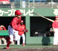 ８回、右前打を放つ辰見（撮影・北村雅宏）