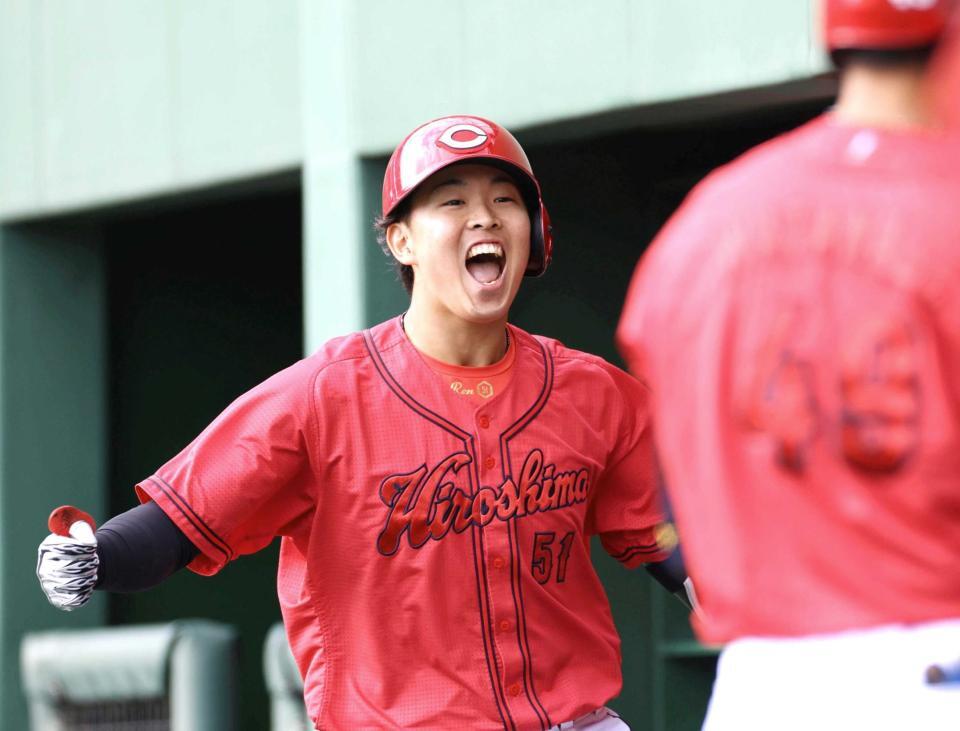 ９回、同点となるソロを放ち、ほえる平川（撮影・北村雅宏）　