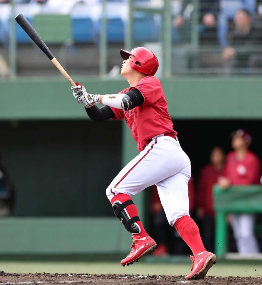 ９回、右中間にソロを放つ平川