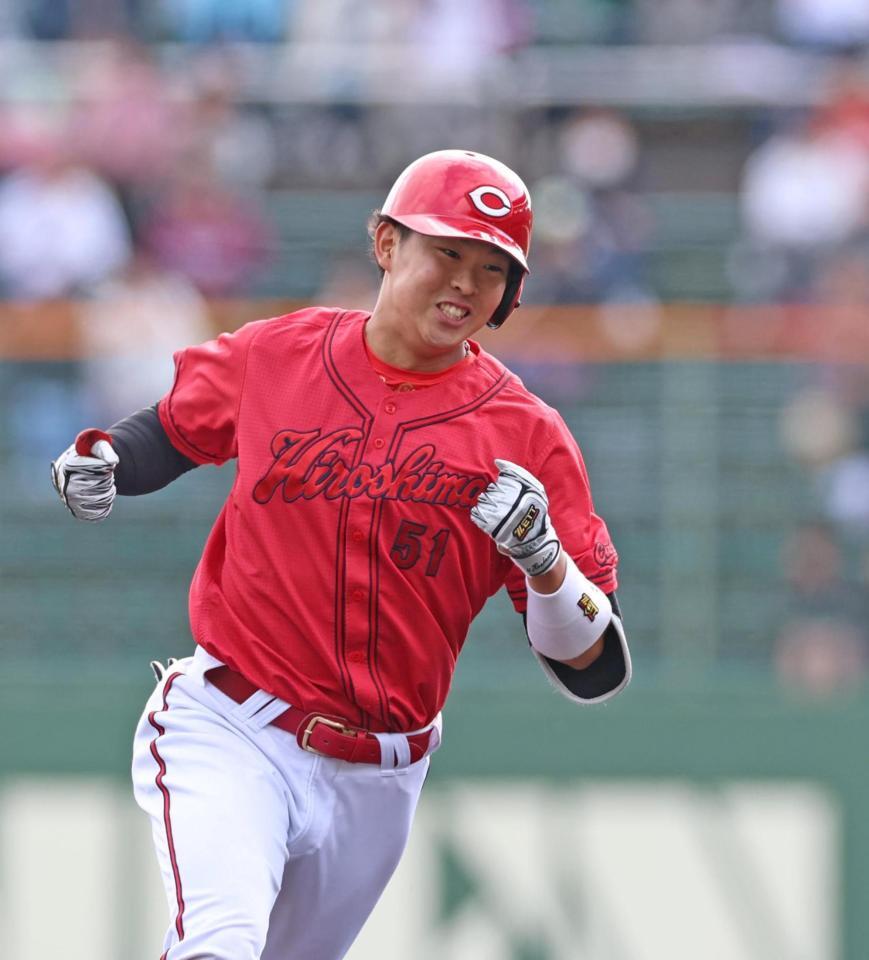 　９回、同点となるソロを放ち、拳を握る平川（撮影・北村雅宏）