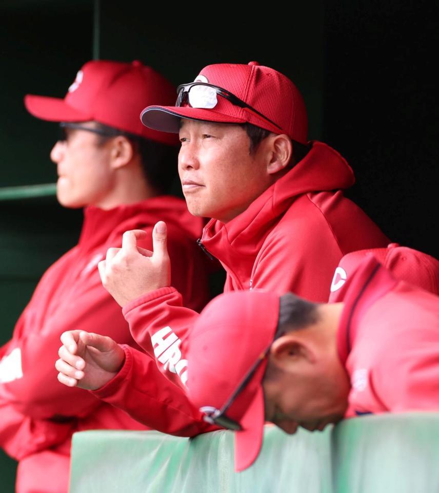 ８回の攻撃をベンチから見る新井監督（中央）＝撮影・北村雅宏