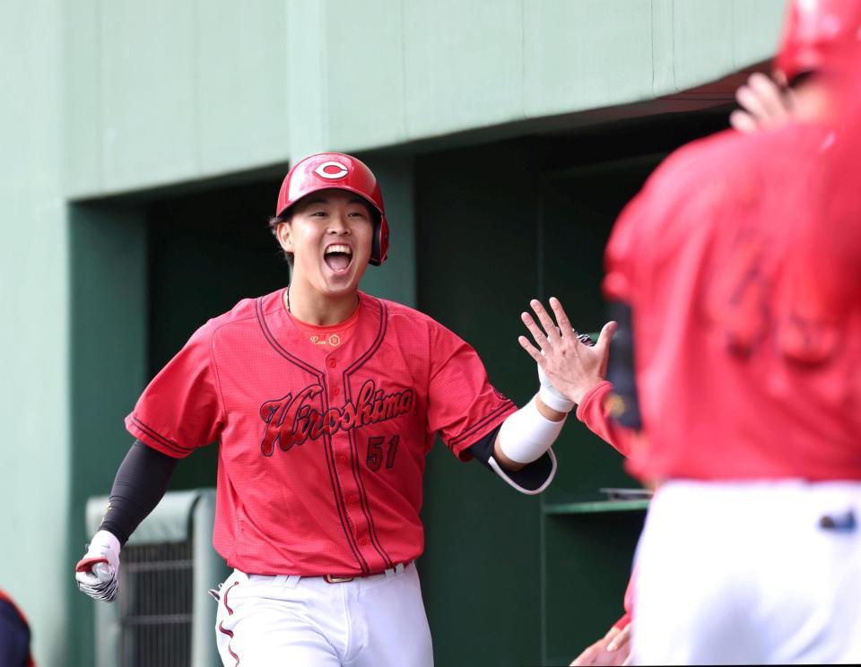 　９回、同点となるソロを放ち、ベンチ前でほえる平川（左）＝撮影・北村雅宏