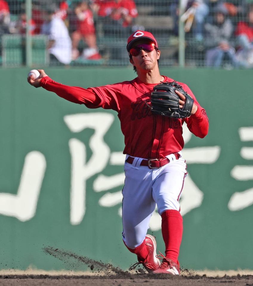 ７回、小深田のゴロを一塁へ悪送球する岸本（撮影・北村雅宏）