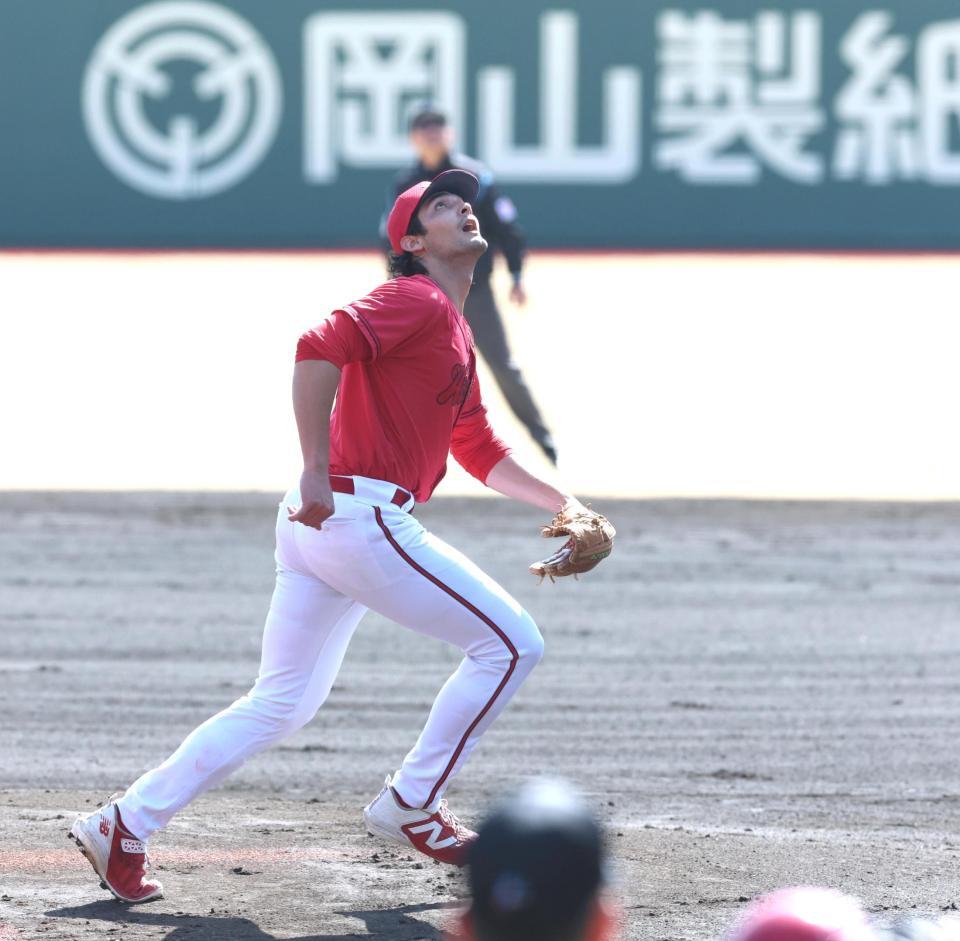 １回、中島の邪飛を追うターノック（撮影・北村雅宏）