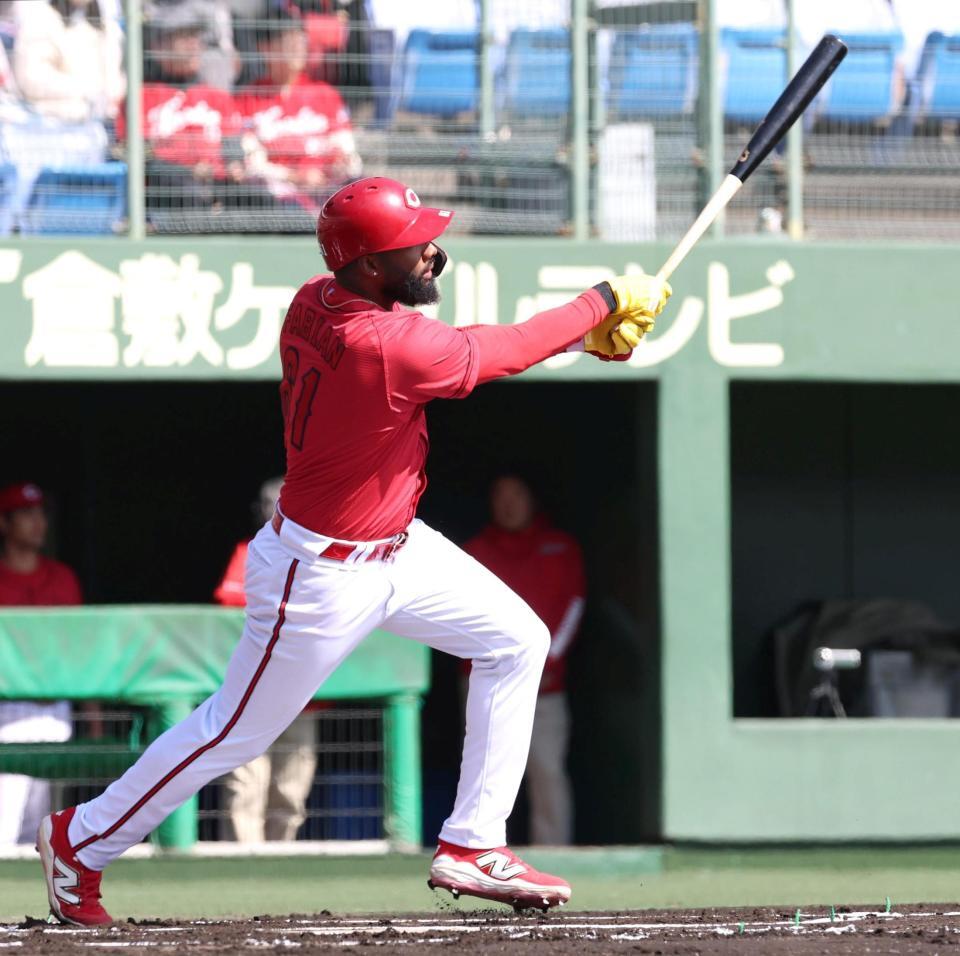 １回、二塁打を放つファビアン（撮影・北村雅宏）