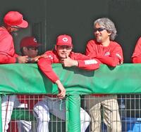 ７回の攻撃をベンチから見るターノック（中央）＝撮影・北村雅宏