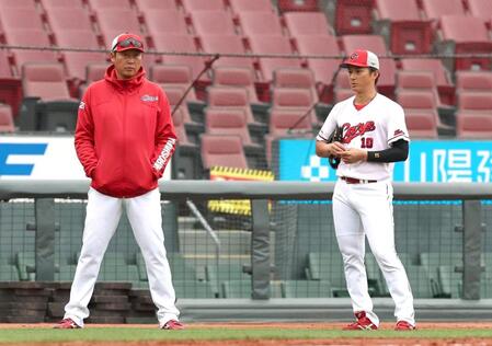 練習中に新井監督と話す佐々木（右）＝撮影・北村雅宏