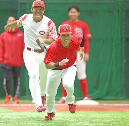 トレーニングする佐々木（右）＝撮影・北村雅宏