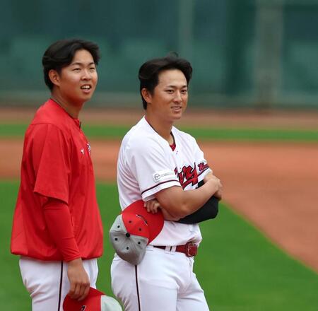 練習中に平川（左）と談笑する佐々木（撮影・北村雅宏）