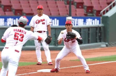 三塁の守備練習に励む広島・佐々木泰（右）＝マツダスタジアム（撮影・北村雅宏）