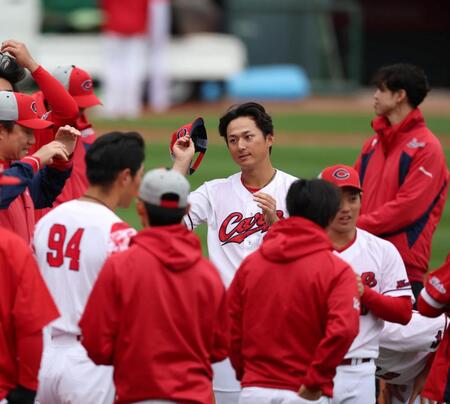 練習前、野手陣の円陣に加わる佐々木（中央）＝撮影・北村雅宏