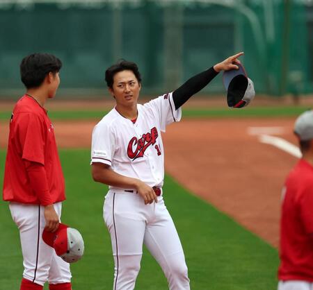 練習中に平川（左）と談笑する佐々木（撮影・北村雅宏）