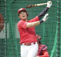 打撃練習で快音を響かせる佐々木（撮影・北村雅宏）