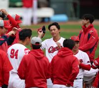 練習前、野手陣の円陣に加わる佐々木（中央）＝撮影・北村雅宏