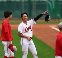 練習中に平川（左）と談笑する佐々木（撮影・北村雅宏）