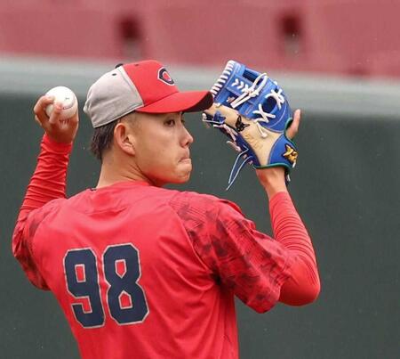 入念にキャッチボールする広島・辻大雅＝マツダスタジアム（撮影・北村雅宏）