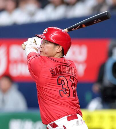 ８回、左中間へ二塁打を放つ坂倉（撮影・立川洋一郎）
