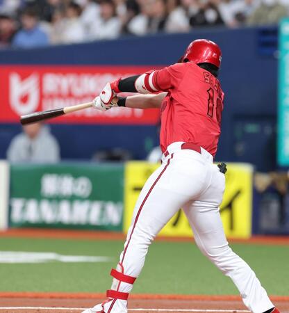 １回、二塁打を放つ佐々木（撮影・立川洋一郎）