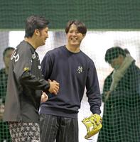 床田（左）と談笑する森下（撮影・北村雅宏）　