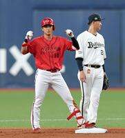 １回、二塁打を放ちベンチへ向かってポーズを見せる佐々木（撮影・立川洋一郎）