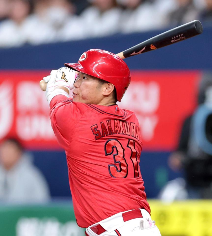 ８回、左中間へ二塁打を放つ坂倉（撮影・立川洋一郎）