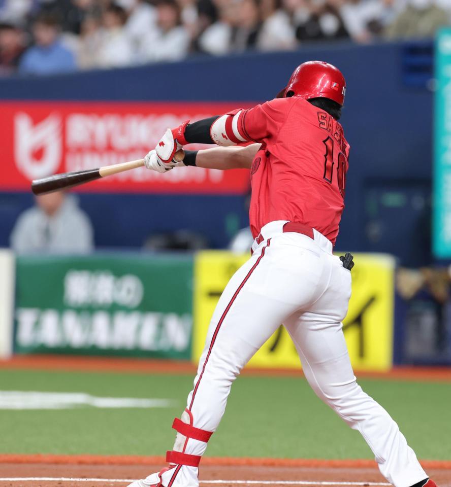 １回、二塁打を放つ佐々木（撮影・立川洋一郎）