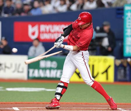 １回、右前打を放つ平川（撮影・立川洋一郎）　