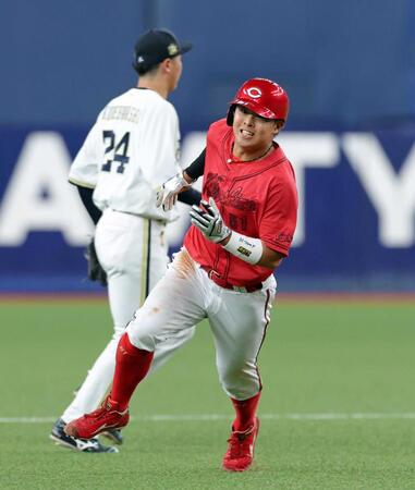 １回、佐々木の二塁打で三塁へ向かって駆ける平川