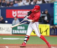 １回、右前打を放つ平川（撮影・立川洋一郎）　