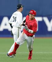 １回、佐々木の二塁打で三塁へ向かって駆ける平川