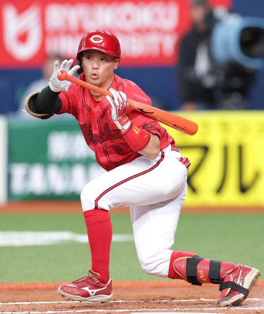 ８回、セーフティーバントを試みる勝田　