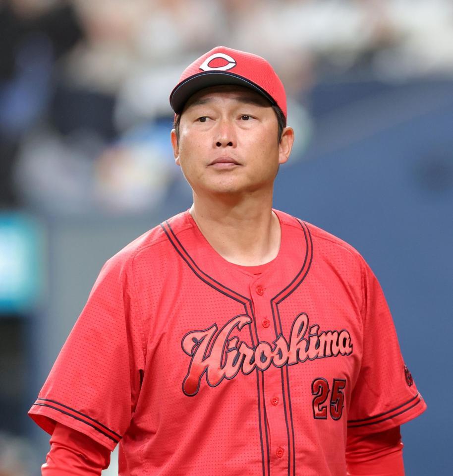 選手交代を告げてベンチへ戻る新井監督（撮影・立川洋一郎）