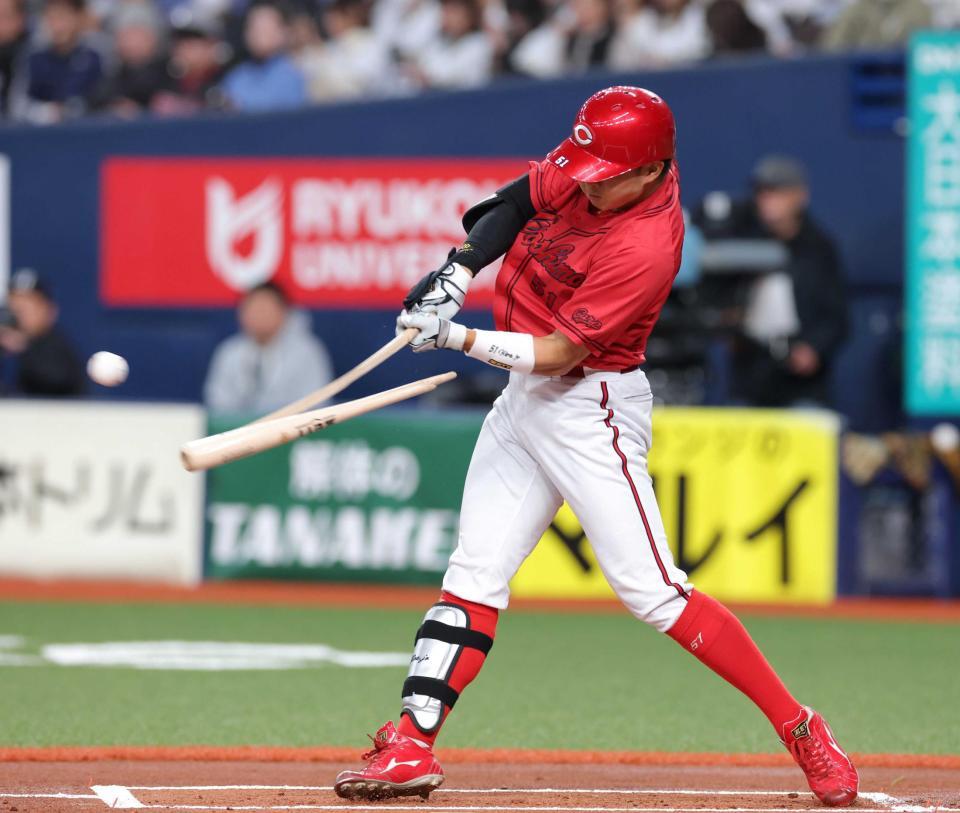 １回、右前打を放つ平川（撮影・立川洋一郎）　