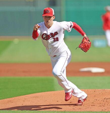 守備練習でマウンドを駆け降りる赤木（撮影・北村雅宏）　