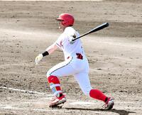 ４回、左前打を放つ末包（撮影・畠山賢大）　