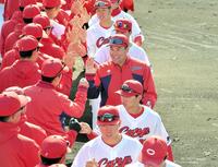 勝利後、笑顔でナインとタッチを交わす末包（中央）　