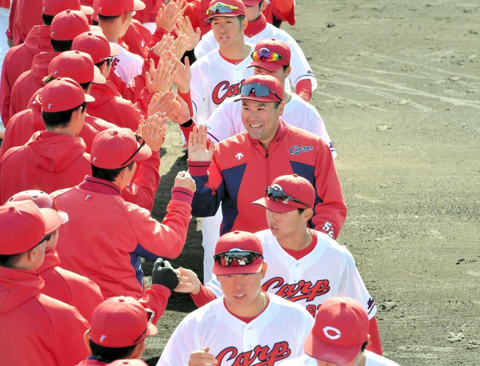 勝利後、笑顔でナインとタッチを交わす末包（中央）　