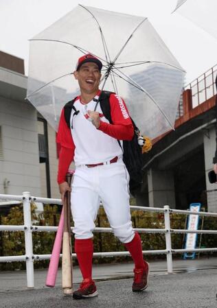 室内での練習を終え、傘を差してスタジアムに向かう勝田（奥）＝撮影・北村雅宏